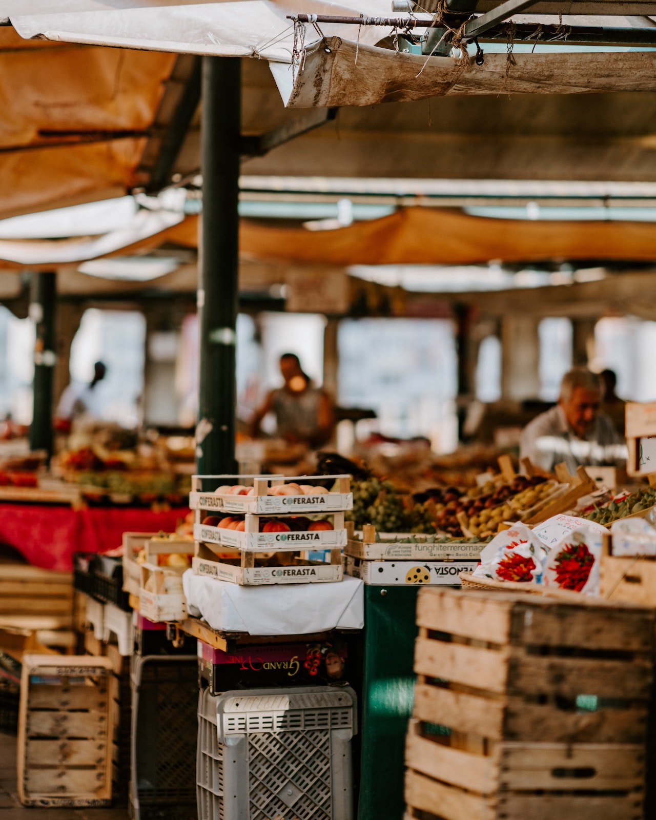 Farmers market stands with fruits by Annie Spratt on Unsplash